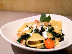 Paccheri con spinaci, gamberi e burrata.