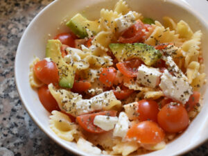 Pasta con avocado, feta e pomodorini