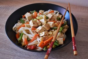 Spaghetti di riso con tofu e verdure