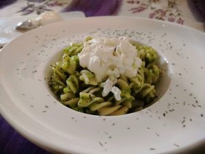 Pasta con pesto di zucchine e burrata