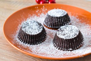 Tortino con cuore di cioccolato caldo