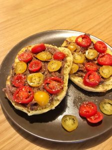 Pane cunzato con acciughe e pomodorini