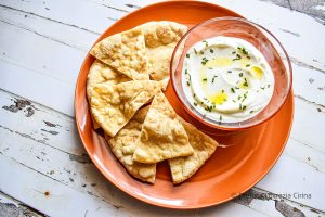 Aperitivo alla greca con pane pita e salsa tzatzki