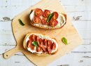 Bruschetta estiva con pomodorini