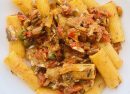 Pasta con sardine, pomodorini e capperi