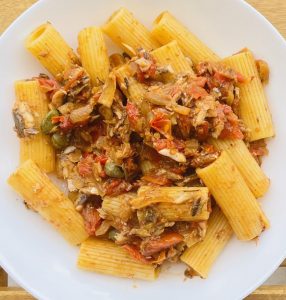 Pasta con sardine, pomodorini e capperi